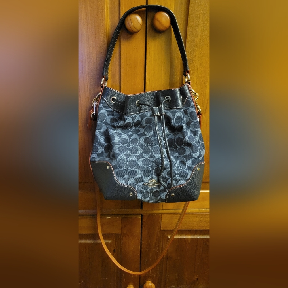 Coach drswstring shoulder bag
